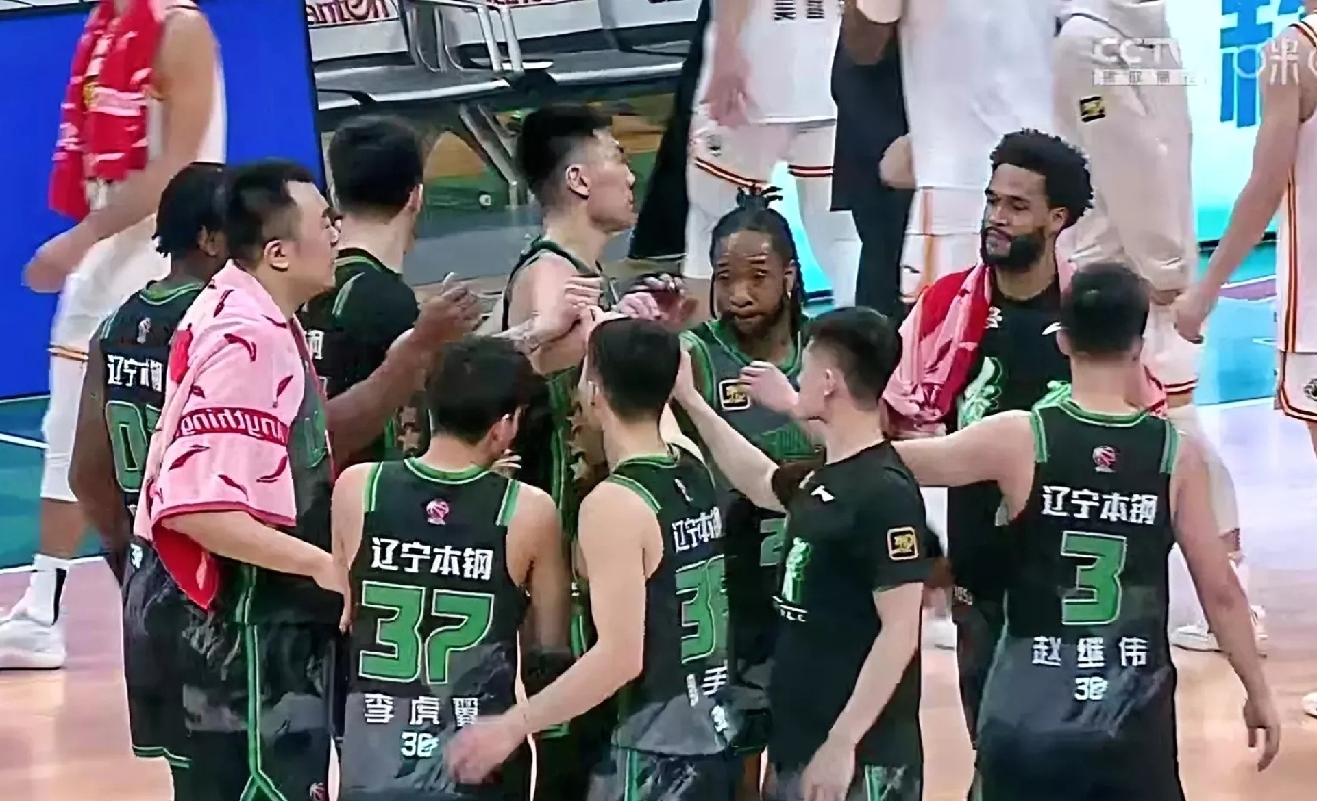 辽宁队在比赛中展现出统一的团队力量，夺得胜利的简单介绍