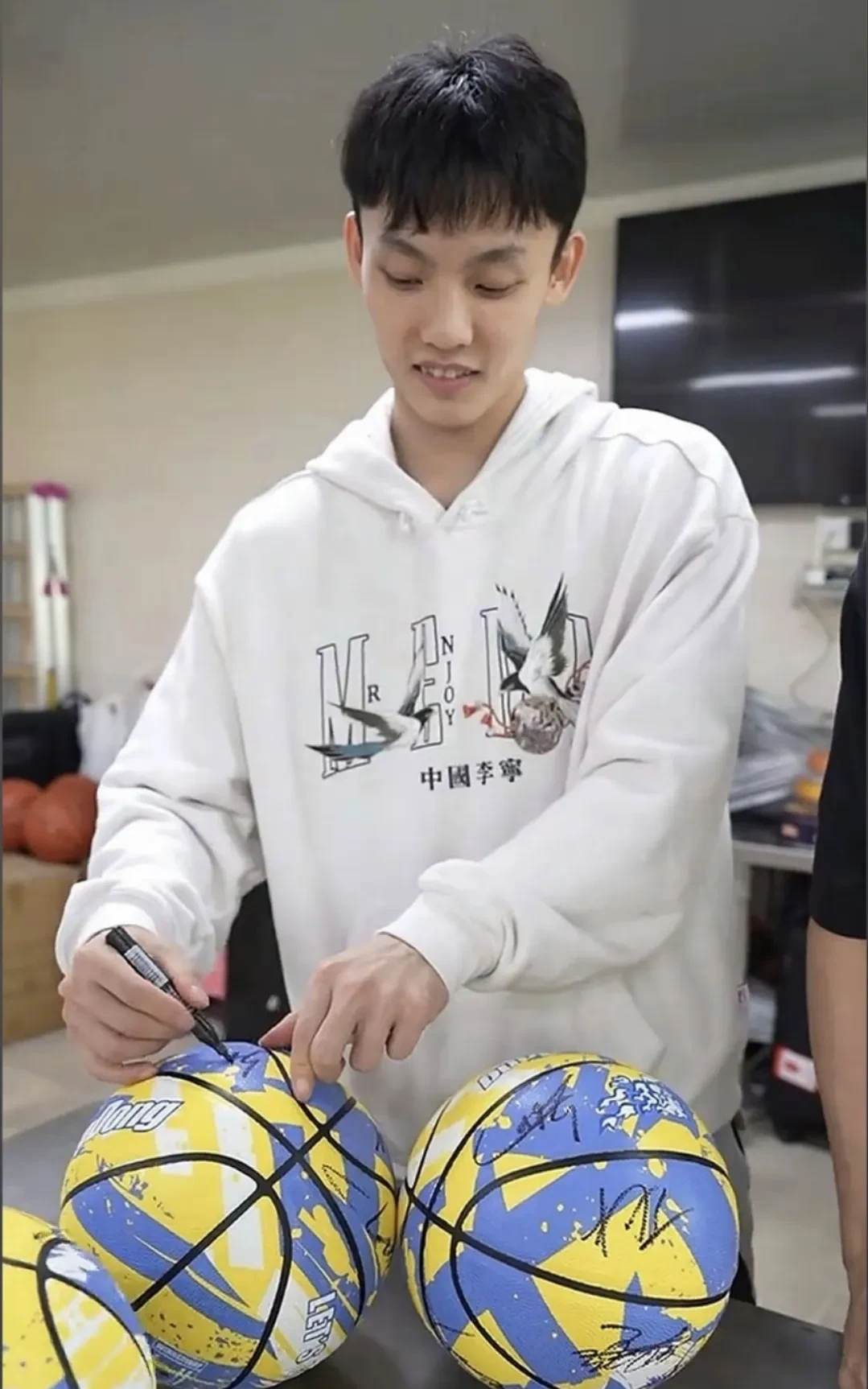 CBA总决赛选址广东队主场，球迷备战观战