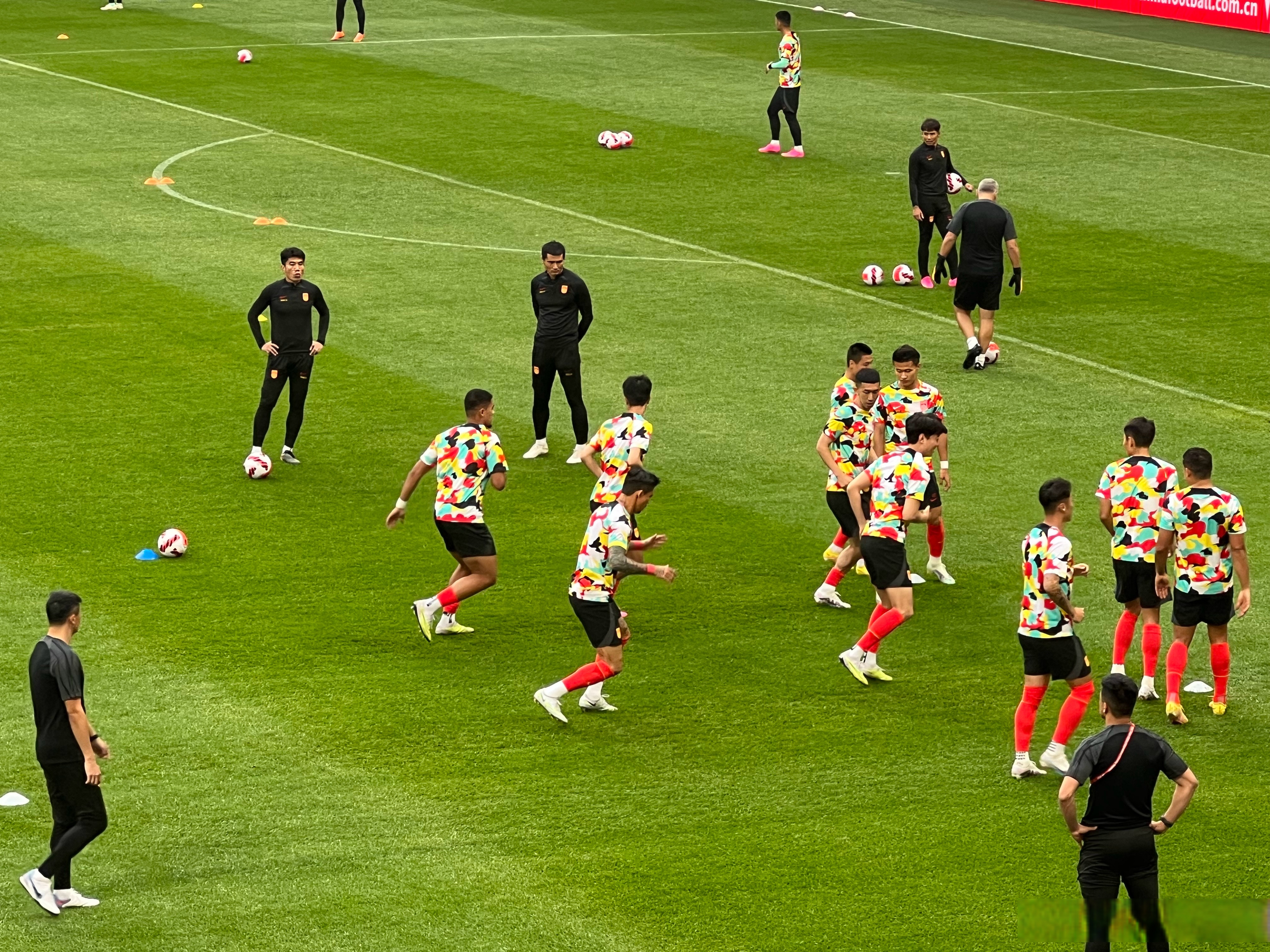 球员灵巧的动作让球场热闹非凡的简单介绍