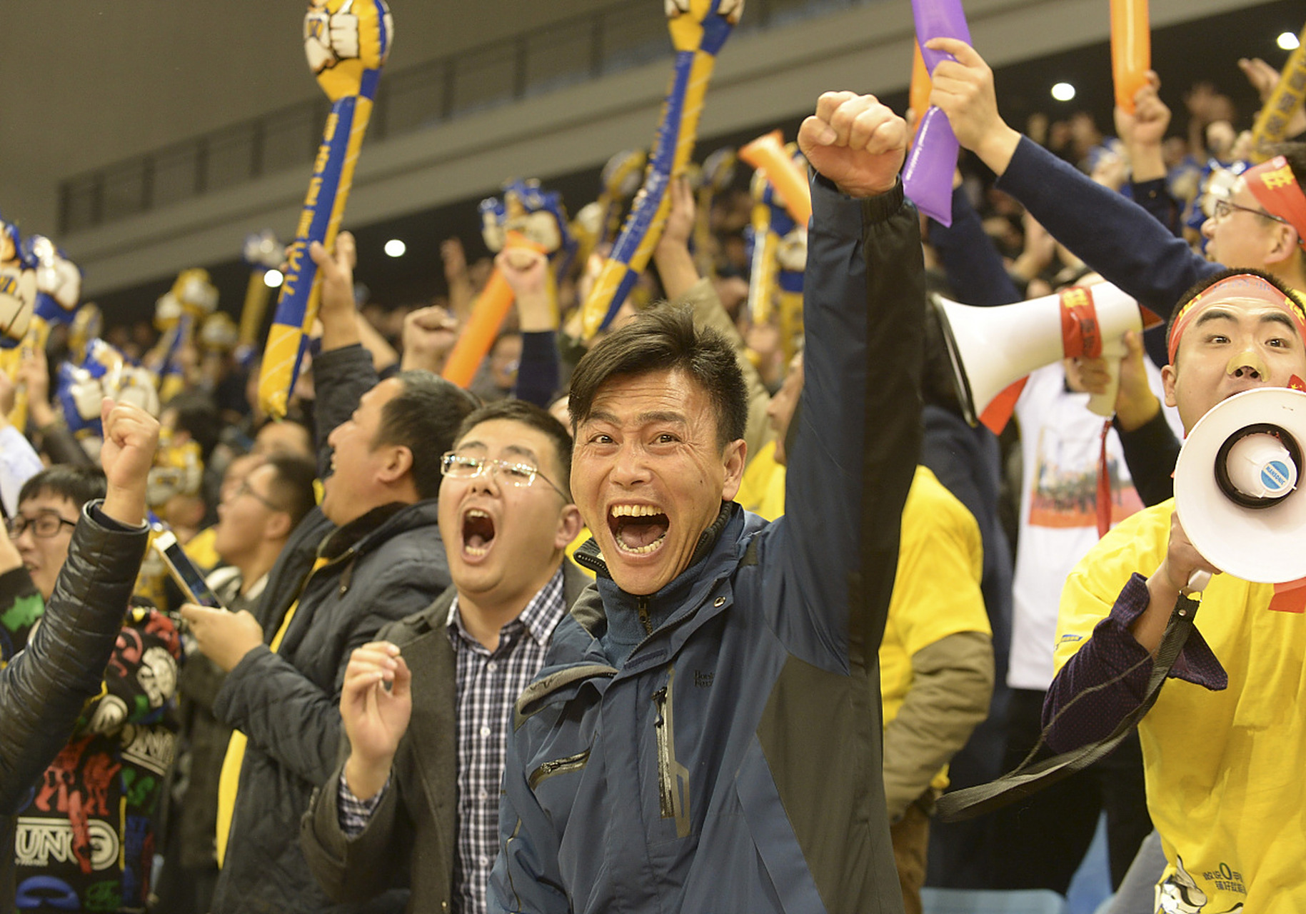 关于足球赛事中球员的出彩表现被球迷称赞的信息