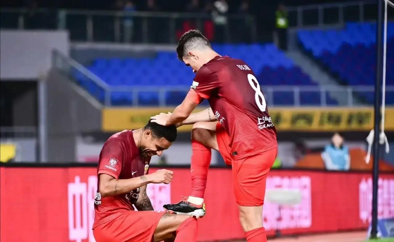 比赛中场面激烈，球员们拼尽全力