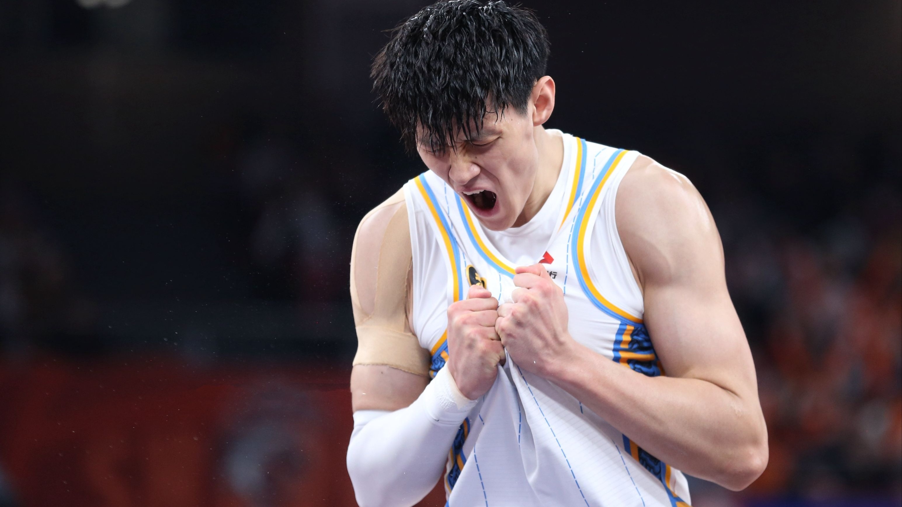 包含新疆男篮核心周琦状态回升，带领球队走出低谷的词条