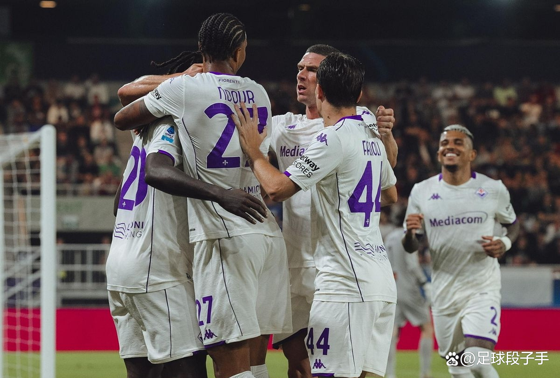 佛罗伦萨球迷在比赛中发生冲突，俱乐部立即作出处理的简单介绍