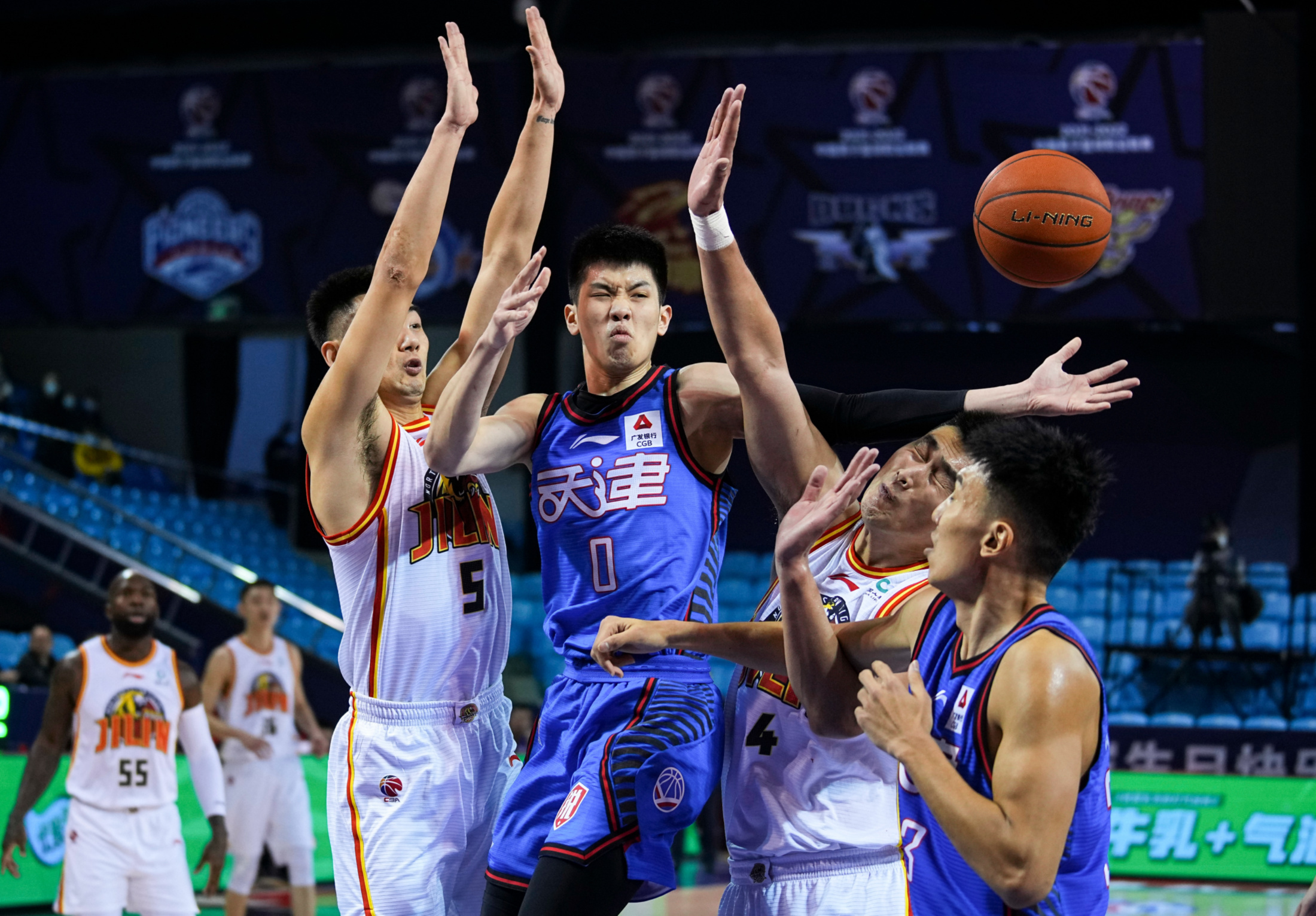 吉林队轻取广东队,西亚卡姆统治全场 吉林队轻取广东队,西亚卡姆统治全场