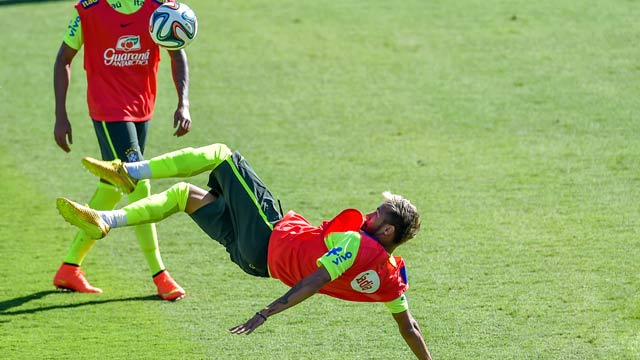 包含巴西翻盘智利，格列兹曼送出助攻的词条