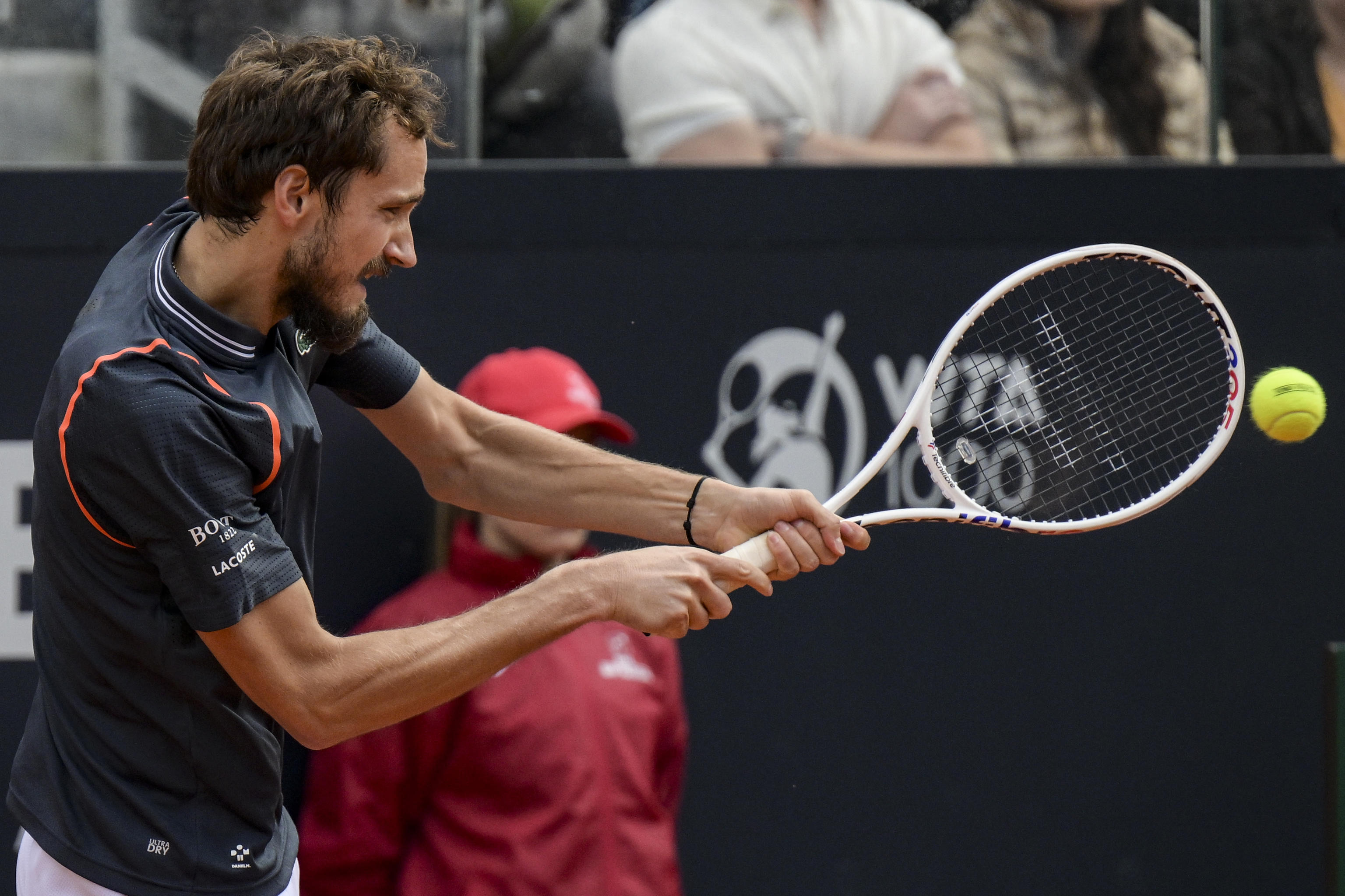 法国网球队完胜美国网球队，梅德韦杰夫高光表现的简单介绍