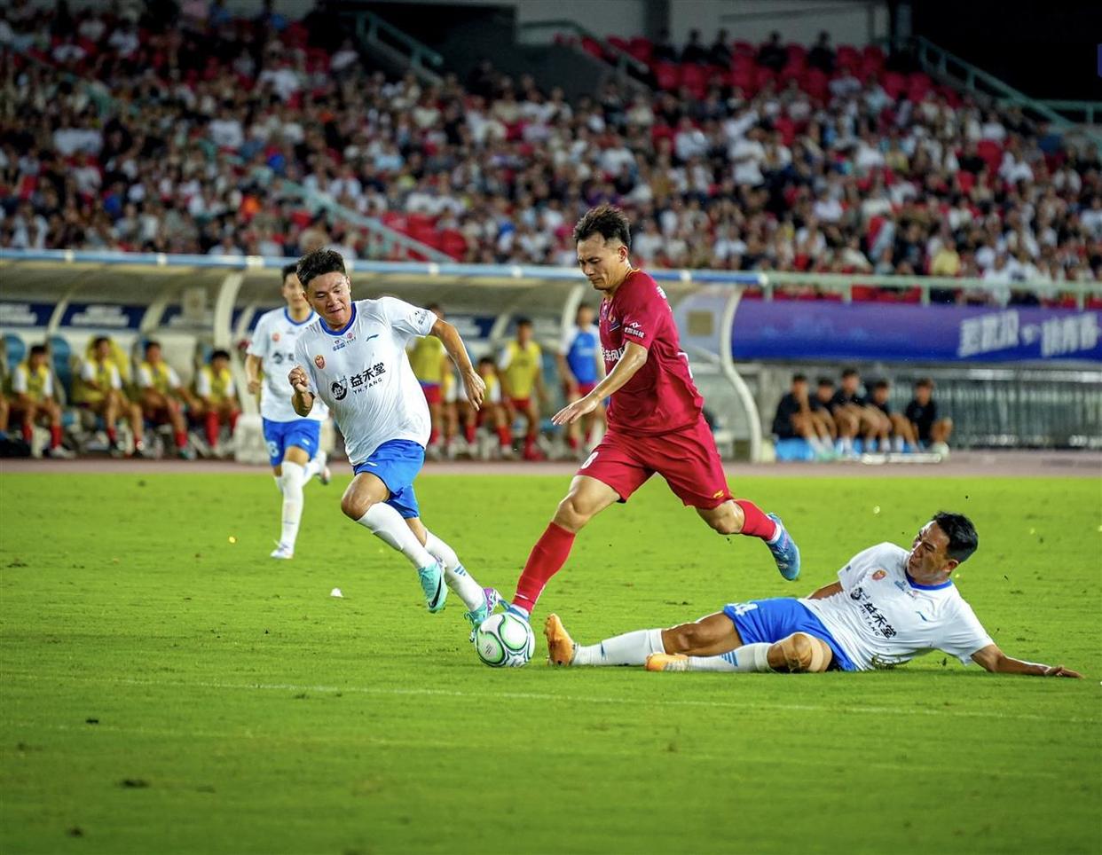 顶级职业足球联赛吸引众多球迷狂热支持的简单介绍