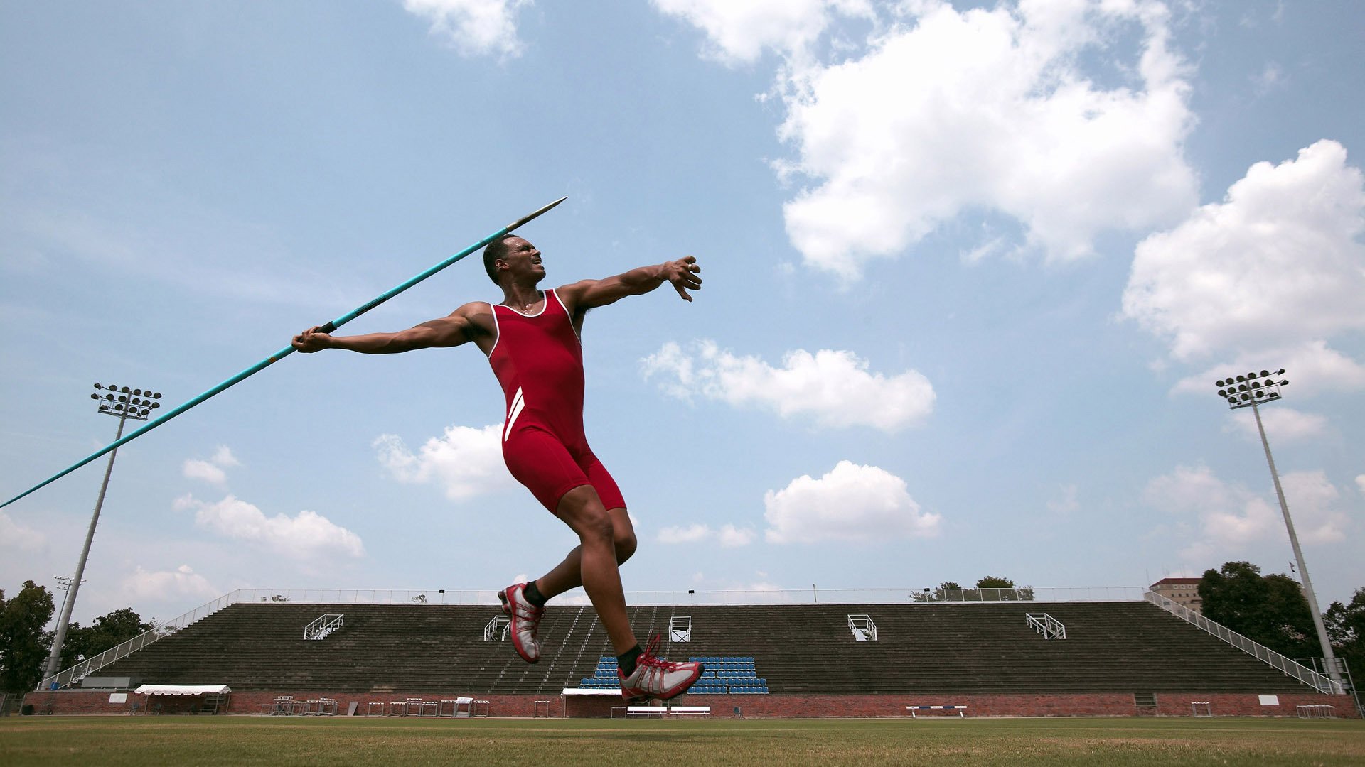 戈贝尔存在感拉满，广东队连续得分压制雄鹿，跨界竞技场上的统治力启示
