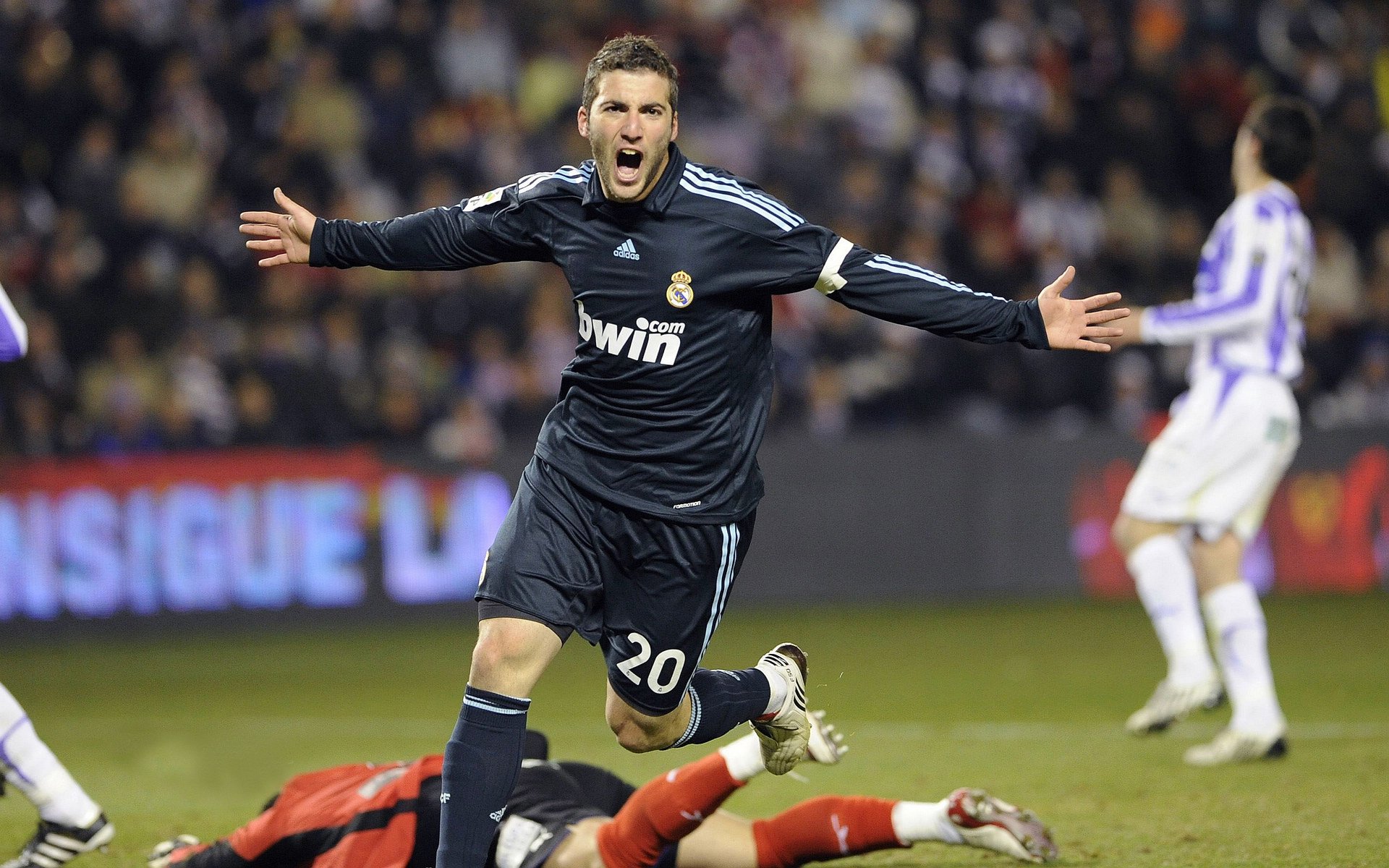 红牛绝杀索伯，汉密尔顿状态火热预示总冠军悬念再起